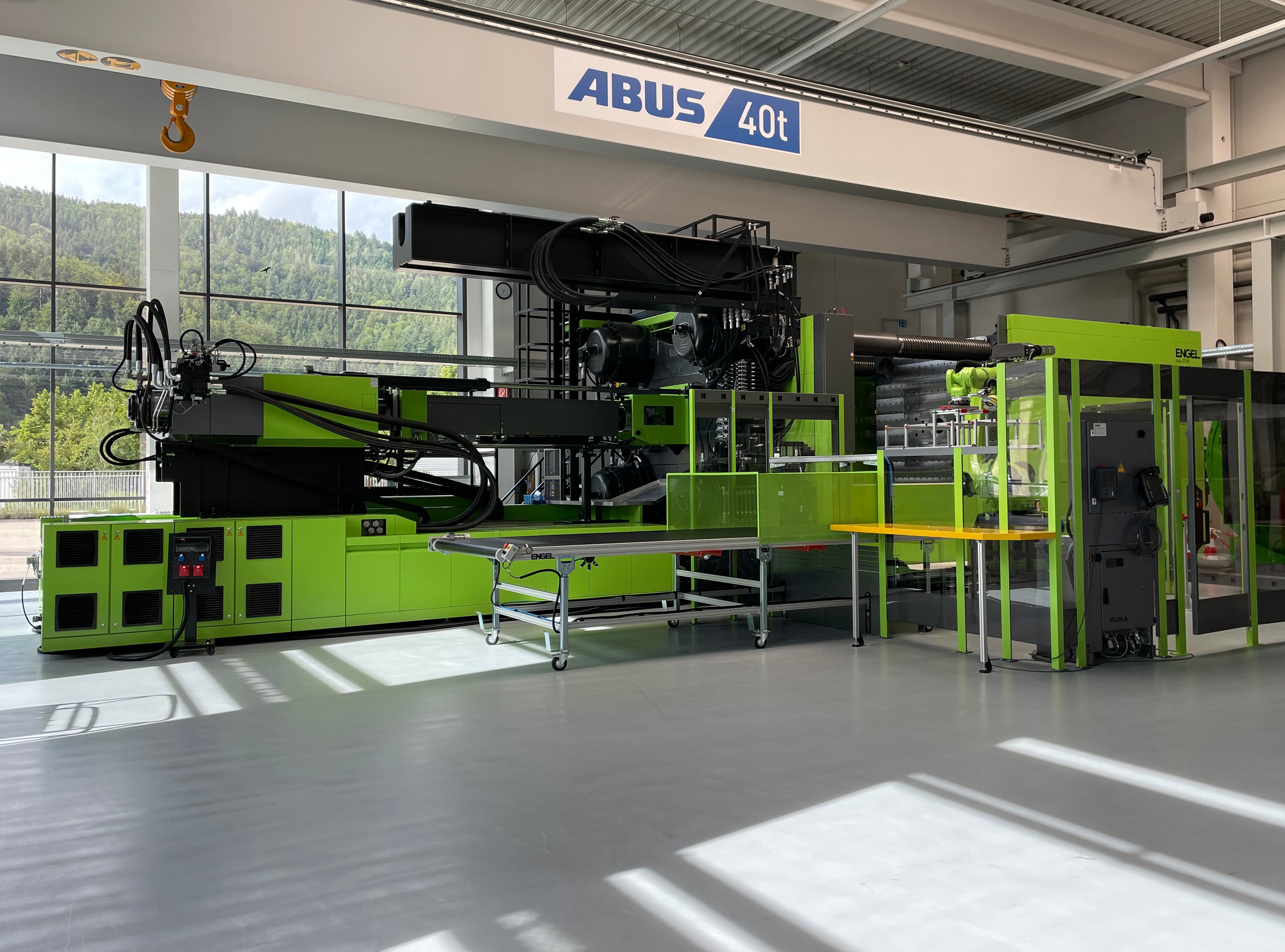 Barnes Molding Solution_Neues Testzentrum mit Spritzgießmaschine Engel DUO 270017060  - ausgestattet Produkten der Molding Solutions Gruppe